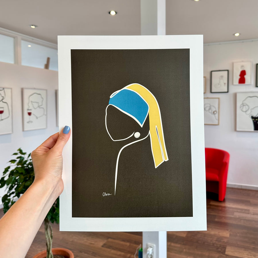 Pearl earring *Limited Edition* (cream white paper)